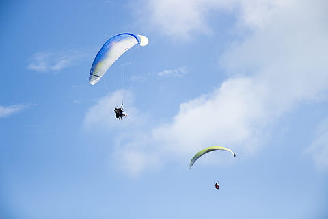paracaigudisme, volar, volant, a l'aire lliure, activitat, aventura, Esports extrems, esport, parapent, paracaigudes, cel, a l'aire, transport, persona irreconeixible, activitat d'oci, joia, lliscament, alegria, núvol - cel, vista d’angle baix, naturalesa, llibertat, moviment, dia, 5K, CC0, domini públic, lliure de regalies
