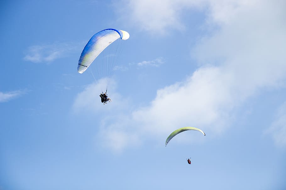 paracaigudisme, volar, volant, a l'aire lliure, activitat, aventura, Esports extrems, esport, parapent, paracaigudes, cel, a l'aire, transport, persona irreconeixible, activitat d'oci, joia, lliscament, alegria, núvol - cel, vista d’angle baix, naturalesa, llibertat, moviment, dia, 5K