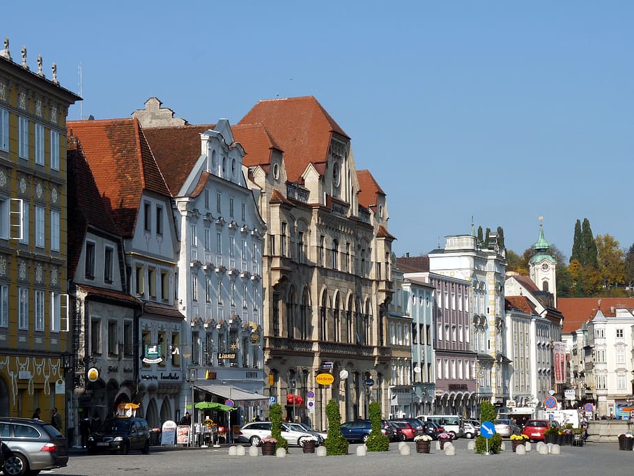 steyr, plaça de la ciutat, Àustria alta, arquitectura, exterior de l'edifici, automòbil, ciutat, cotxe, transport, estructura construïda, manera de transport, edifici, carrer, vehicle terrestre, cel, naturalesa, persones incidentals, carretera, barri residencial, dia, cel clar, gent, carrer de la ciutat, a l'aire lliure, 2K