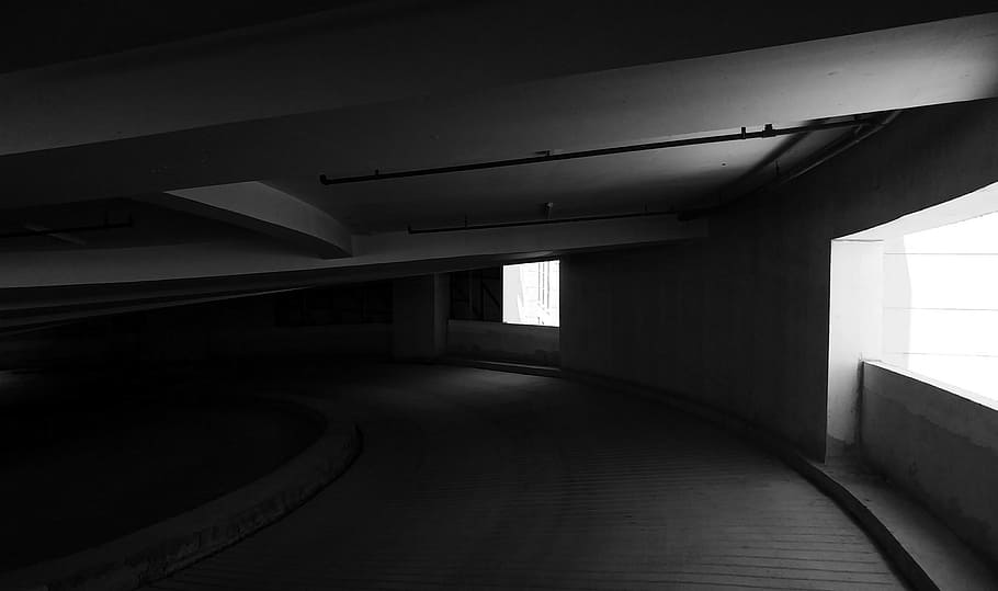 bygning, kælder, rampe, konstruktion, mørk, tapeter, beton, arkitektur, bygget struktur, indendørs, arkitektoniske kolonne, ingen mennesker, tom, fravær, loft, retning, transportmidler, rækværk, vejen frem, dag, gulve, parkeringsplads, trappe, vindue, parkeringsgarage, fodgængertunnel, 4K