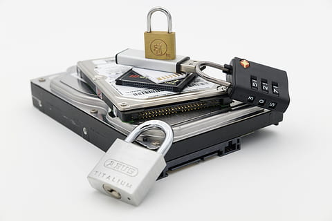 Schloss, Vorhängeschloss, abgeschlossen, geschlossen, Gesichert, Spionage, Datendiebstahl, Diebstahl, Sicherheit, Datensicherheit, Daten, Platte, Festplatte, hdd, SD-Karte, Siehe Karte, USB-Stick, USB, Stock, Digital, Speichermedium, Datenspeicher, Erinnerung, Hardware-, Digitale Daten, weißer Hintergrund, ausgeschnitten, Schutz, Technologie, Studioaufnahme, Koffer, sperren, Gepäck, Geschäft, keine Leute, Sicherheitssystem, drinnen, Finanzen, Text, Kommunikation, Währung, soziale Themen, sicher, Dollarzeichen, Druckknopf, 5K, CC0, gemeinfrei, lizenzfrei