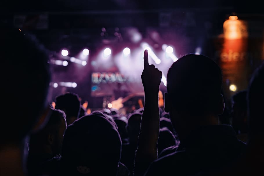 publikum, noční život, oblíbený, populární muzika, hudební koncert, koncert, hudba, koncert populární hudby, hudba, prostor - výkonnostní prostor, divák, noc, dav, hudební festival, lidé, fanoušek - nadšenec, umělecká událost, výkon, fázi světla, noční klub, zábava, rocková hudba, společenská akce, vzrušení, kultury mládeže, skupina lidí, tanec, zvuk, hudební skupina, událost, osvětlovací zařízení, velká skupina lidí, mladého dospělého, silueta, část lidského těla, zážitek, svítí, umělecká kultura a zábava, zpětný pohled, atmosféra, pozitivní emoce, festival, etapa, skutečných lidí, světlo, lidské paže, koncert, zvedl ruce, ruka, 5K