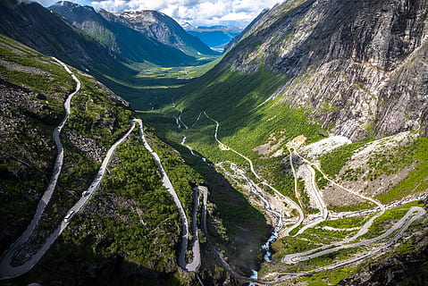 todos los días, devanado, la carretera, montaña cubierta de verde, hierba, rock, nieve, nube, cielo, paisajes - naturaleza, belleza en la naturaleza, montaña, ambiente, cordillera, paisaje, escena tranquila, tranquilidad, naturaleza, escena no urbana, planta, Valle, nadie, sólido, tierra, idílico, color verde, día, al aire libre, carretera de montaña, camino sinuoso, pico de la montaña, corriente - agua que fluye, formación, 5K, CC0, dominio público, libre de derechos