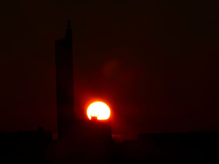 sol, brillant, bola de foc, posta de sol, sitja de gra, schapfe mill, molí de farina, jungingen, ulm, alb albàdia, sitja amb gra més alt, rècord mundial, registre, premi d’arquitectura alemanya, arquitectura, edifici, sitja, memòria, torre, nit, fosc, cel, cap gent, silueta, vermell, a l'aire lliure, naturalesa, còpia espai, lluna plena, il·luminat, religió, lluna, exterior de l'edifici, misteri, llum - fenomen natural, estructura construïda, boira, llum de la lluna, 4K