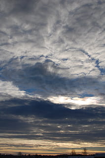 núvols, cel, cloudscape, meteorologia, clima, esponjós, alt, trons, gris, temps, dia, medi ambient, ennuvolat, horitzó, núvol, atmosfera, blau, núvol - cel, escenics - natura, bellesa a la natura, naturalesa, cap gent, escena tranquil·la, tranquil·litat, arquitectura, a l'aire lliure, estructura construïda, exterior de l'edifici, posta de sol, llum solar, paisatge, ciutat, 2K, CC0, domini públic, lliure de regalies