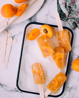 platt, lägga, fotografi, glasspoplar, gul, popsicle glass, frys, isglass, glass, mat, efterrätt, gourmet, is, söt mat, friskhet, frysta, smaksatt is, frukt, mat och dryck, hemlagad, högvinkelvy, förberedelse, inget folk, kall temperatur, äta nyttigt, fortfarande liv, välbefinnande, inomhus, köksredskap, tabell, närbild, direkt ovanför, äta redskap, orange färg, mejeriprodukt, klar att äta, vegetabiliska, bricka, 4K, CC0, offentligt domän, royaltyfria
