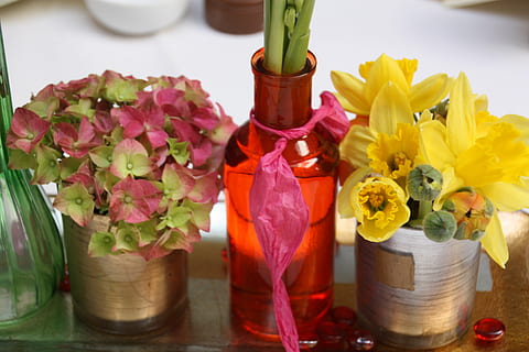 decoracions de taula, flors, colors, ampolla, orinal, jar, flor, planta amb flors, planta, frescor, contenidor, bellesa a la natura, naturalesa, cap gent, primer pla, a l'interior, elecció, variació, natura morta, arranjament, cap de flor, fragilitat, groc, menjar, vulnerabilitat, arranjament floral, bouquet, Ram de flors, 4K, CC0, domini públic, lliure de regalies