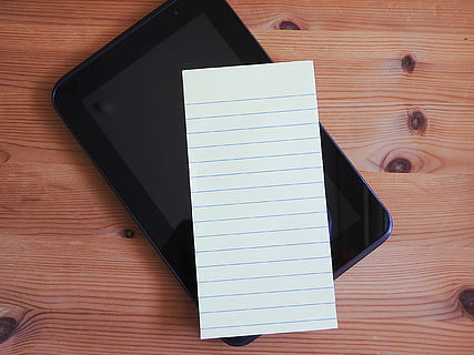 bianca, carta, nero, Tablet, tavoletta, pubblicalo, Stickies, nota adesiva, tavolo, legno - materiale, vuoto, nessuno, natura morta, direttamente sopra, in casa, vista dall'alto, penna, avvicinamento, copia spazio, formazione scolastica, libro, bloc notes, pubblicazione, Colore bianco, pagina, comunicazione, scrivania, venatura del legno, 4K, CC0, dominio pubblico, privo di copyright