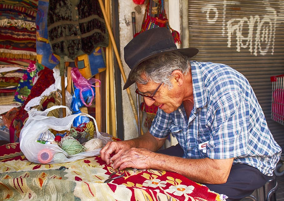 uomo, fabbricazione, tappeto, seduta, sedia, uomini, lavoro, tel Aviv, persone, lavoratore, persona, vecchio, adulto senior, maschi, una persona, persone reali, uomini anziani, adulto, abbigliamento casual, in casa, tavolo, attività di svago, spiritualità, giorno, religione, credenza, stili di vita, vista laterale, adulto maturo, uomini maturi, 4K