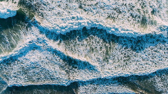 fechar-se, foto, agua, correndo, costa, natureza, mar azul, origens, azul, mar, abstrato, onda, padronizar, ninguém, quadro completo, texturizado, beleza na natureza, dia, Rocha, rock - objeto, sólido, esporte aquático, ao ar livre, movimento, poder na natureza, 4K, CC0, domínio público, royalty free