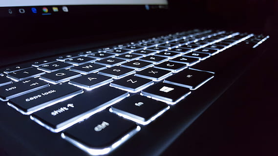 acceso, nero, computer portatile, il computer portatile, computer, macbook, Mela, tecnologia, tastiera del computer, tastiera, attrezzatura informatica, tecnologia wireless, comunicazione, parte del computer, tasto del computer, avvicinamento, connessione, testo, in casa, alfabeto, lettera, nessuno, colore nero, numero, Internet, buio, materiale elettrico, Crimine informatico, 4K, CC0, dominio pubblico, privo di copyright