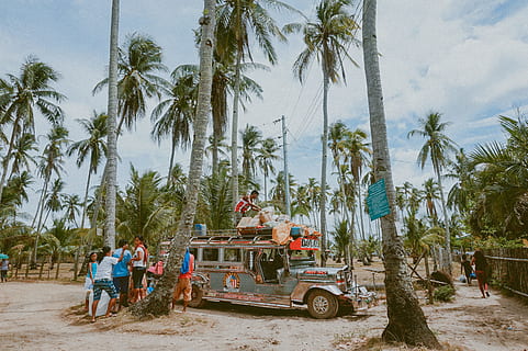 Mann, oben, Jeepney, Menschen, Stehen, silberner Wrangler, Kokosnussbaum, Reiten, Strand, Palme, tropisches Klima, Urlaube, Sand, Reiseziele, draußen, Reise, Tourismus, Reiseorte, Baum, Erwachsene, älterer Erwachsener, Mitte Erwachsener, ältere Männer, Pflanze, Gruppe von Leuten, Transport, Transportmittel, Männer, Natur, Tag, in voller Länge, Frau, Freizeitbeschäftigung, echte Menschen, Landfahrzeug, Land, Straße, junger Erwachsener, 2K, CC0, gemeinfrei, lizenzfrei