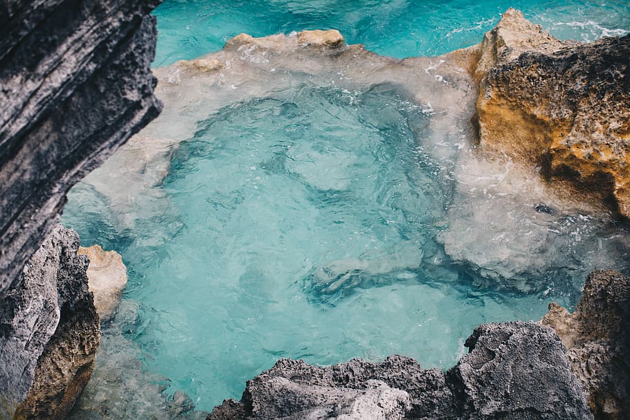 superiore, vista, corpo, acqua, circondato, rocce, grigio, formazione rocciosa, acqua di mare, roccia, piscina, scogliera, guardando giù, spiaggia, costa, mare, oceano, natura, all'aperto, arancia, vacanza, vulcano, blu, roccia - oggetto, solido, bellezza nella natura, nessuno, giorno, vista dall'alto, color turchese, scenics - natura, terra, geologia, la tranquillità, scena tranquilla, potere in natura, 5K