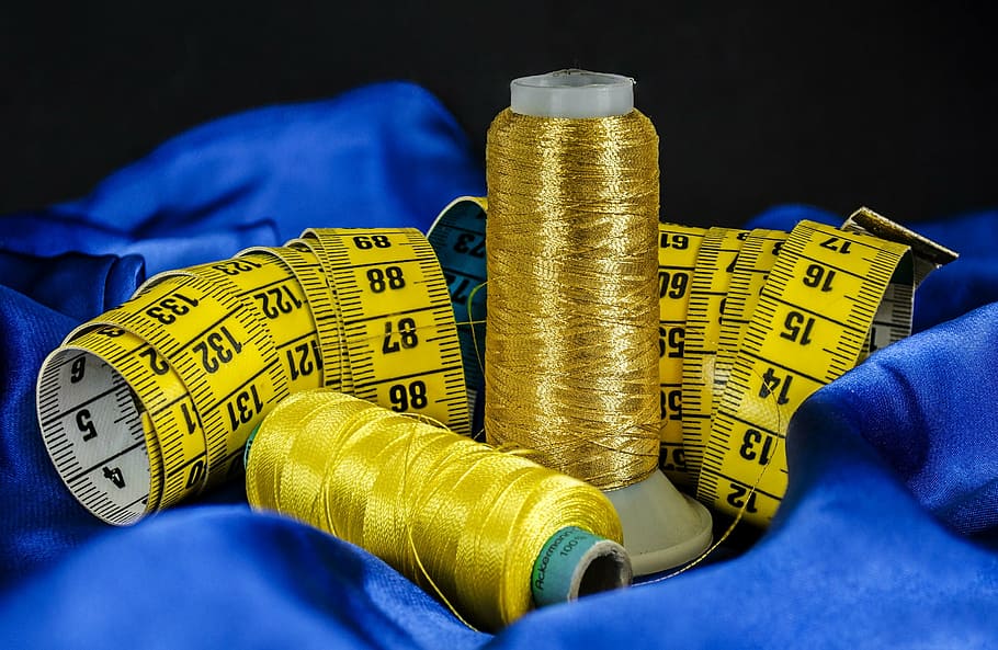 profunditat, camp de color daurat, groc, fils, al costat, cinta mètrica, cosir, cotó, fil, material, cinta, mesurar, blau, or, sastre, centímetre, mesura, tèxtil, moda, llargada, drap, modista, dissenyador, primer pla, cap gent, a l'interior, tinta, instrument de mesura, mesurament, protecció, tir de l'estudi, pila, nombre, roba, bellesa, estils de vida, fer dieta, 1080P