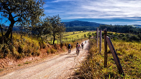 ciclista sulla passerella, strada, sentiero, interno, Ciclismo, bicicletta, andare in mountain bike, cielo, nube, dom, adrenalina, gara, avventura, paesaggio, corsia, natura, brasile, strada calda, di, terra, pietre, mattina, azienda agricola, turismo, montagna, roça, alberi, nuvole, backcountry, albero, pianta, a piedi, adulto, attività di svago, mezzi di trasporto, uomini, attività, bellezza nella natura, due persone, viaggio, scenics - natura, donne, all'aperto, 5K, CC0, dominio pubblico, privo di copyright