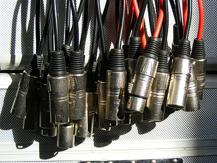 zwart, video-, samengesteld, kabels, audio, doos, EBN, muziek-, Proel, geluid, stadium, draad, technologie, grote groep objecten, geen mensen, metaal, detailopname, stilleven, binnenshuis, keuze, achtergronden, volledig kader, verzameling, variatie, werktuig, hoge hoekmening, in een rij, uitrusting, patroon, arrangement, schroef, zwarte kleur, overvloed, zilverkleurig, 2K, CC0, publiek domein, royaltyvrij