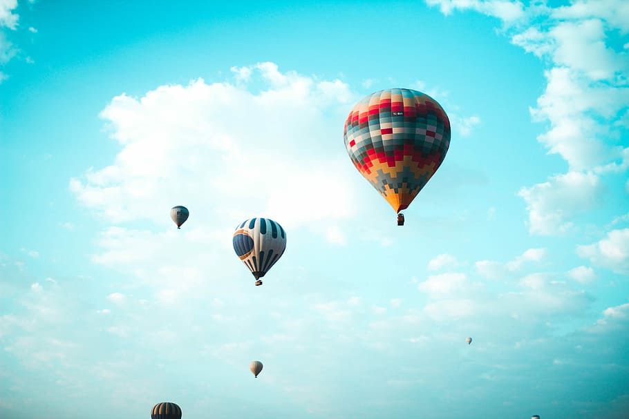 zbor, Fierbinte, baloane cu aer, zboară baloane cu aer cald, balon, balon cu aer, a zbura, nor, aer, cer, la mijlocul-aer, balon cu aer cald, nor - cer, vehiculul aerian, transport, natură, aventură, zi, vedere unghiulară joasă, sportiv, mişcare, multi colorate, baloning festival, nici o persoana, în aer liber, mijloc de transport, albastru, 5K
