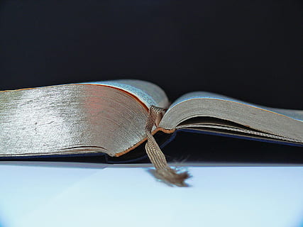 Castanho, alça, marca páginas, Bíblia, Escritura sagrada, ansioso ler, livro, cartas, ler, decifrar, fé, Deus, Jesus, Igreja, Cruz, aprender, amor, religião, Fonte, estude, talheres, Educação, publicação, dentro de casa, ninguém, ainda vida, tiro do estúdio, Aprendendo, página, velho, único objeto, abrir, sabedoria, fechar-se, literatura, mesa, papel, fundo preto, dois objetos, emoção, 2K, CC0, domínio público, royalty free