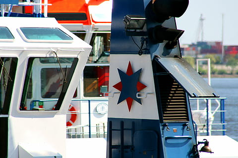 skib, beholder, elbe, søfart, Havn, container skib, Forsendelse, fragtskib, vand, transportere, teknologi, hamburg, kran, last, støvle, hav, slæbebåd, container terminal, kyst, maritim, transportform, transportmidler, dag, offentlig transport, arkitektur, glas - materiale, ingen mennesker, land køretøj, bygget struktur, bygning udvendig, flag, natur, udendørs, by, gennemsigtig, fokus på forgrunden, bygning, bus, sollys, rød, 4K, CC0, offentligt domæne, royaltyfrie