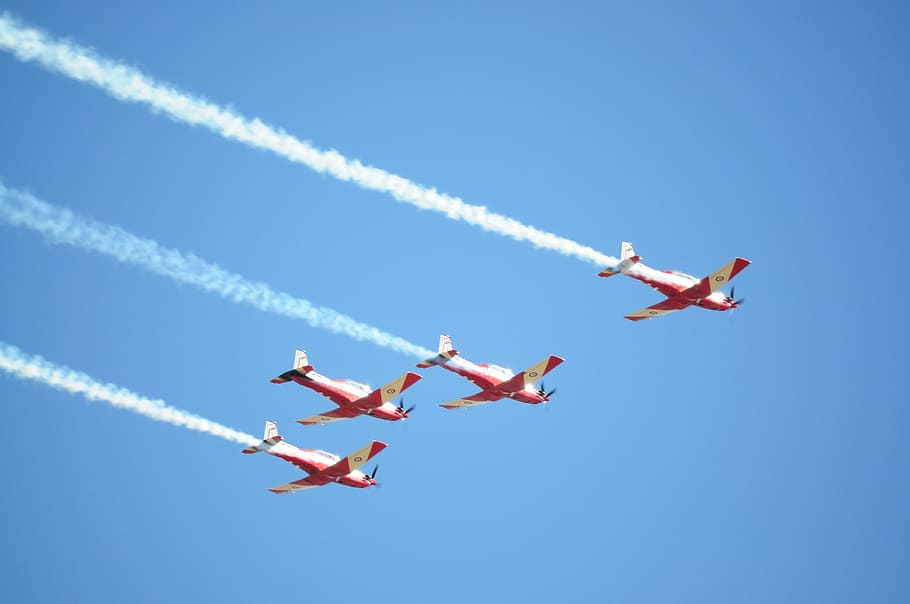 fly, flyvende, formation, himmel, luftfartøj, luft show, dampspor, på farten, transportmidler, sky - himmel, røg - fysisk struktur, transportform, blå, bevægelse, natur, ydeevne, dag, samarbejde, solrig, ingen mennesker, udendørs, kunstflyvning, sport aktivitet, 4K