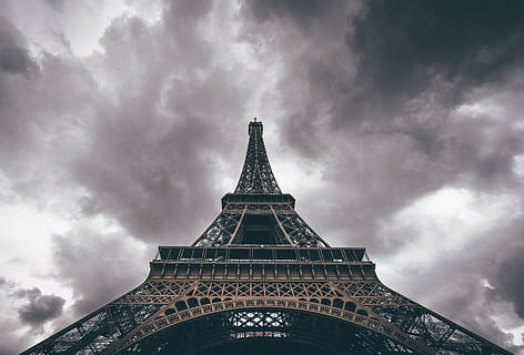 foto vista occhio vermi, Torre Eiffel, architettura, nuvole, infrastruttura, colpo basso angolo, prospettiva, cielo, attrazione turistica, Torre, nuvola - cielo, destinazioni di viaggio, struttura costruita, esterno dell'edificio, natura, città, Inquadratura dal basso, nessuno, storia, viaggio, il passato, turismo, alto - alto, all'aperto, 8K, CC0, dominio pubblico, privo di copyright