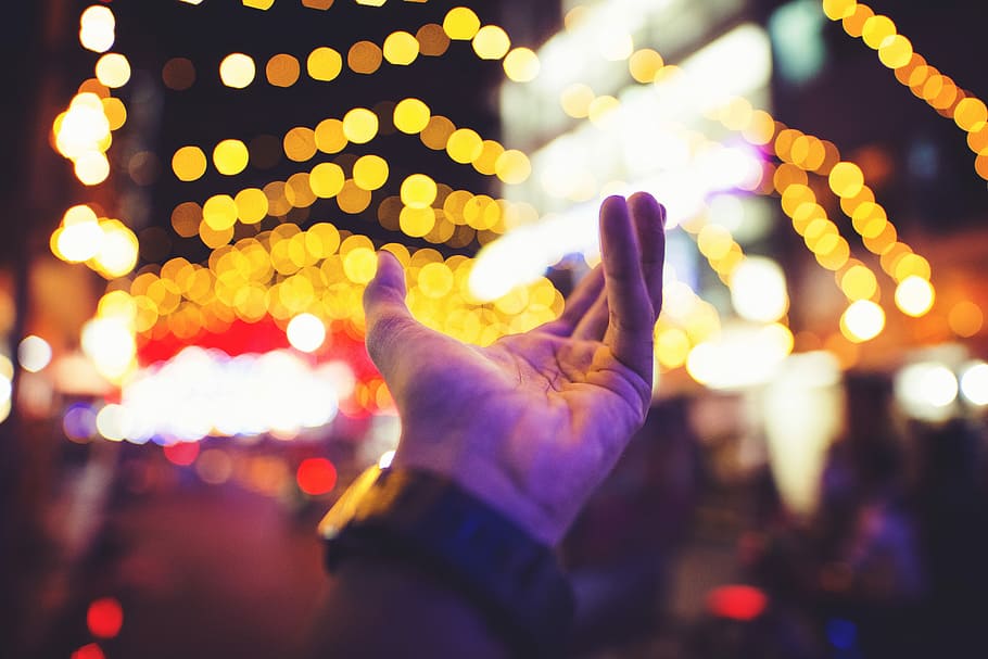 selektivní, zaostřovací fotografie, osoba, vlevo, odjet, ruka, žlutá, bokeh světlé pozadí, fotografie bokeh, světlo, barvitý, vpřed, barisal, svítí, noc, lidské ruky, osvětlovací zařízení, oslava, část lidského těla, zaměřit se na popředí, událost, tradiční festival, jedna osoba, vánoční osvětlení, lucerna, hospodářství, dekorace, venku, festival, světlo - přírodní jev, noční život, prst, 5K