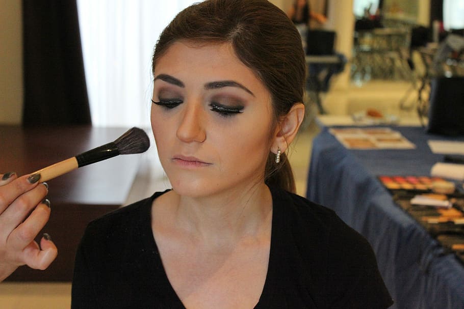 makeup, smuk kvinde, pæn, Kvinder, en person, voksen, hunner, mennesker, indendørs, kaukasisk etnicitet, kun en kvinde, skønhed, brunt hår, smuk, unge kvinder, ung voksen, kun kvinder, kun voksne, hovedskud, portræt, forfra, fokus på forgrunden, skønhedsprodukt, make-up børste, rigtige mennesker, anvende, livsstil, bedrift, mode, forberedelse, rødme - make-up, frisure, overvejelse, 5K
