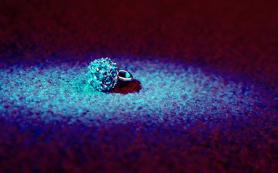llum, strass, blau, un animal, temes d'animals, animals a la natura, fauna animal, cap gent, primer pla, enfocament selectiu, sol objecte, metall, a l'interior, diamant - pedres precioses, natura morta, vista d’angle alt, animal, joieria, naturalesa, representació, anell, centrar-se en primer pla, color verd, ull d’animals, 1080P