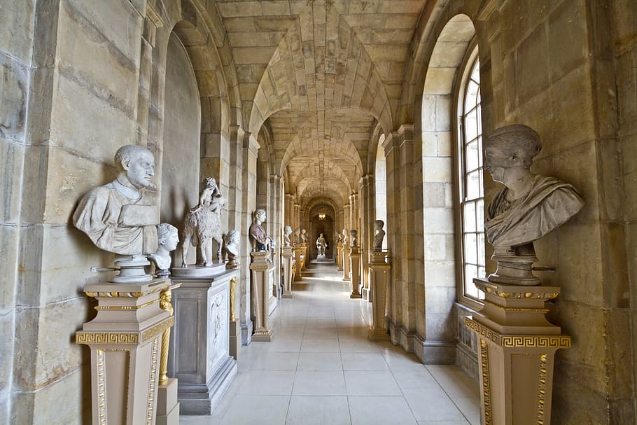 corridoio, circondato, testa a testa, assortito, foderato, capo, busto, piazza, piastrella, pavimento, arco, superiore, passerella, architettura, costruzione, infrastruttura, statua, castello, colonna architettonica, in casa, materiale lapideo, storia, marmo, nessuno, scultura, rappresentazione umana, il passato, struttura costruita, rappresentazione, religione, arte e artigianato, somiglianza maschile, luogo di culto, credenza, spiritualità, giorno, antica civiltà, 5K
