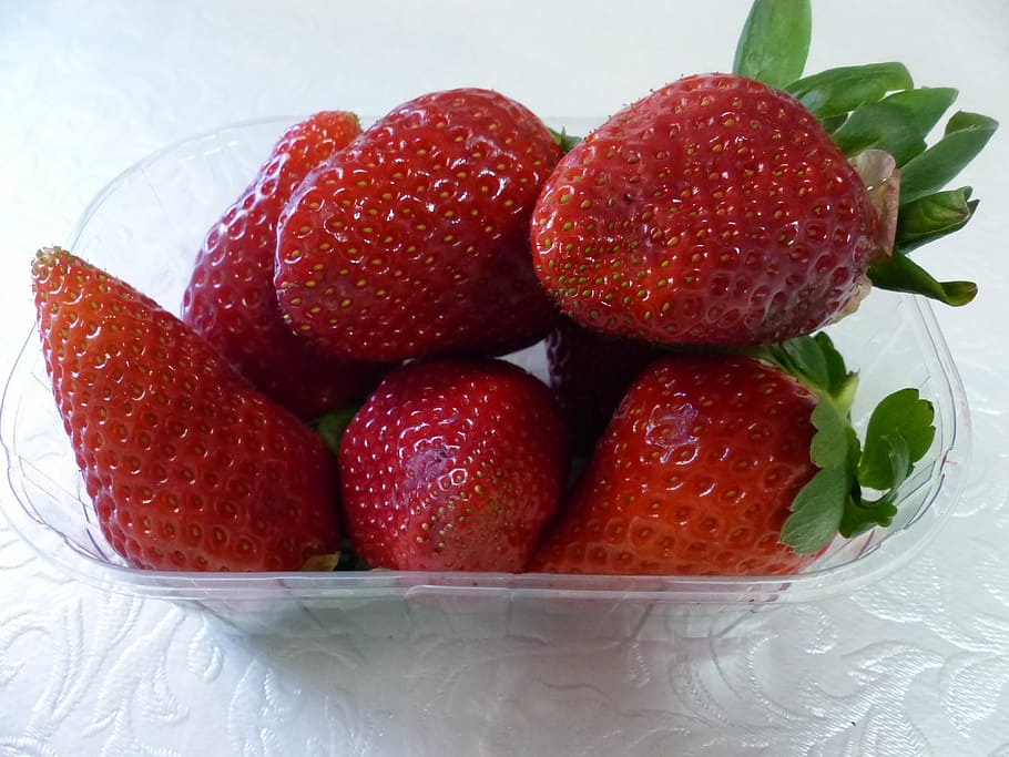 maduixes, cendra, vermell, full, verd, taula, tela, menjar, menjar i beguda, maduixa, fruites de baies, fruita, alimentació saludable, frescor, benestar, primer pla, a l'interior, natura morta, cap gent, sucós, madur, dolç, menjar dolç, bol, vista d’angle alt, indulgència, temptació, 4K