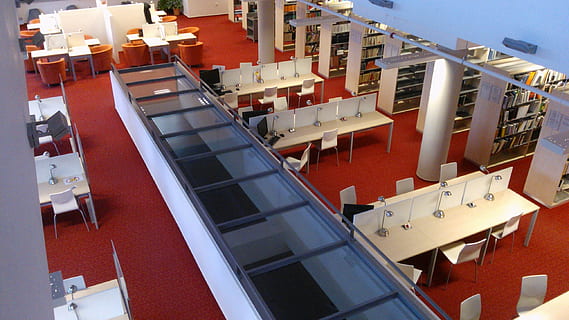 biblioteca, estudiar, biblioteca acadèmica, arquitectura, modern, balcó, exterior de l'edifici, estructura construïda, cap gent, edifici, ciutat, sostre, cadira, naturalesa, vista d’angle alt, a l'aire lliure, dia, en fila, barri residencial, finestra, aigua, seient, negocis, creuer, luxe, apartament, gratacels, 2K, CC0, domini públic, lliure de regalies