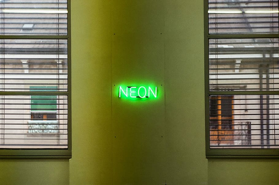 vendt, neon skiltning, væg, dagtimerne, grøn, neon neonlysskiltning, neon, skilt, vindue, lukker, grøn farve, meddelelse, tekst, belyst, vestlige script, indendørs, vejledning, ingen mennesker, arkitektur, exit tegn, sundhedspleje og medicin, retningssignal, sikkerhed, Information, advarselsskilt, murbygningsfunktion, informationsskilt, pil symbol, 2K