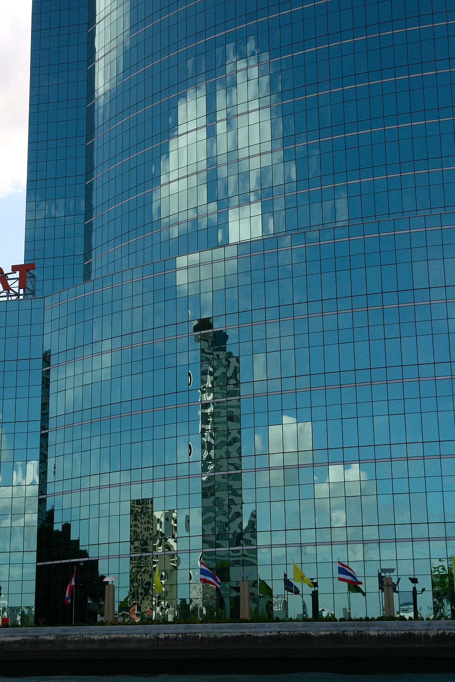 reflexió, finestra, cel, fora, núvols, reflexions, gratacels, oficina, edificis, cita, vidre, ciutat, negocis, edifici, blau, paisatge urbà, arquitectura, estructura construïda, exterior de l'edifici, exterior d’edifici d’oficines, vidre - material, modern, dia, cap gent, alta - alta, vista d’angle baix, naturalesa, torre, a l'aire lliure, núvol - cel, districte financer, 4K