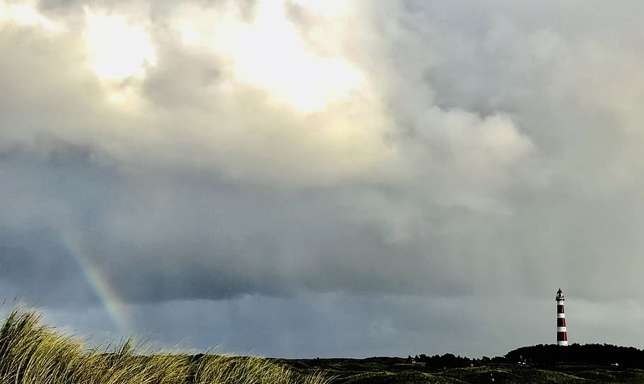 blanc, vermell, far, lluny, dret, arc de Sant Martí, esquerra, núvols, ennuvolat, la llum del dia, herba, paisatge, llum, naturalesa, a l'aire lliure, cel, sol, arbres, fotografia gran angular, núvol - cel, torre, estructura construïda, bellesa a la natura, medi ambient, cap gent, dia, arquitectura, exterior de l'edifici, tempesta, camp, terra, escenics - natura, planta, Pol · lució, 4K