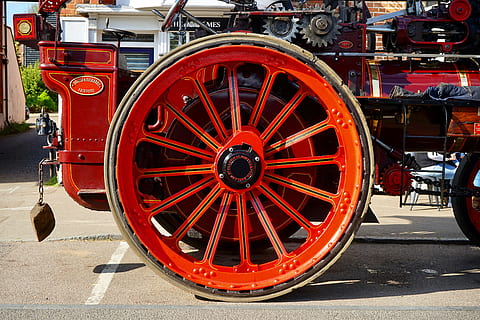 vilces dzinējs, riteni, dzinējs, vilces, rūpnieciski, mašīnas, transportlīdzekli, mašīna, jauda, transportēšana, transportu, traktors, riepas, vintage, vecs, metāla, tvaiks, sarkans, smags, vadīt, dzelzs, liels, ārā, dienā, nav cilvēku, tuvplāns, sauszemes transportlīdzekli, transporta veids, iela, pilsēta, ģeometriskā forma, ceļš, arhitektūra, aplis, dzelzceļa pārvadājumi, vilciens, tvaika vilciens, ceļot, 5K, CC0, publiskais domēns, bez atlīdzības