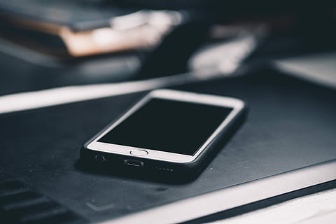 iphone, hitam, kasus, kayu, permukaan, iphone perak 6, meja, teknologi, smartphone, telepon, teknologi nirkabel, perangkat informasi portabel, komunikasi, ponsel pintar, telepon genggam, koneksi, merapatkan, portabilitas, fokus selektif, dalam ruangan, data, tidak ada orang, Internet, layar, fokus pada latar depan, peralatan telekomunikasi, pesan teks, komunikasi global, 4K, CC0, domain publik, bebas royalti