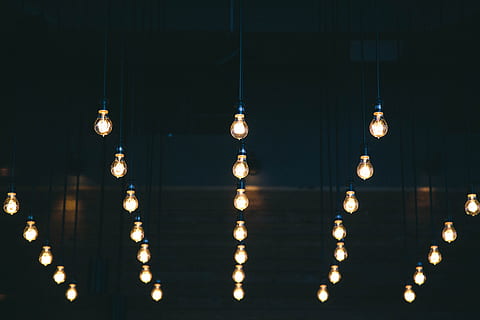 deschis, lampă suspendată, întoarse, lumini strălucitoare, edison, ușoară, edison bulb, bec, întuneric, iluminat, lampă electrică, echipamente de iluminat, decor, noapte, Crăciun, fundaluri, luminos, agăţat, lucios, celebrare, abstract, lumină - fenomen natural, nici o persoana, în interior, Fundal negru, a închide, consecutiv, electricitate, vedere unghiulară joasă, arhitectură, construită, să se concentreze asupra primelor elemente, grup de obiecte, în aer liber, natură, 5K, CC0, domeniu public, fără drepturi de autor