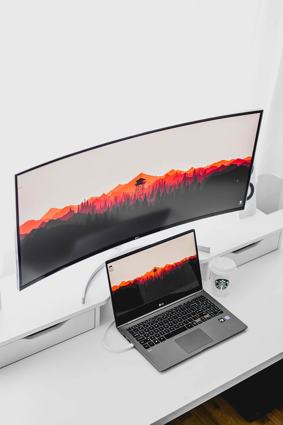 ordinador portàtil, al costat, corb, monitor, Copa Starbucks, blanc, fusta, taula, pantalla, portàtil, escriptori, ordinador, treballar, oficina, ultra ample, corba, a dalt, negocis, ultrahd, 4k, poma, MacBook, ultrabook, tecnologia, comunicació, cap gent, connexió, tecnologia sense fils, a l'interior, vermell, còpia espai, naturalesa, primer pla, monitor d’ordinador, Internet, equips informàtics, dia, modern, teclat, 5K