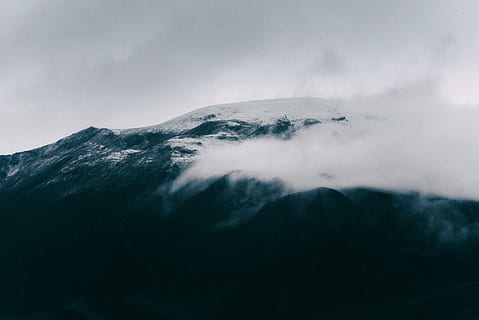 muntanya, tocar, núvols, fotografia de paisatge, nevat, neu, paisatge, núvol, blanc i negre, escenics - natura, medi ambient, bellesa a la natura, cel, núvol - cel, naturalesa, temperatura de fred, volcà, cim de muntanya, muntanya nevada, cap gent, hivern, terra, Serra, escena tranquil·la, escena no urbana, a l'aire lliure, cràter volcànic, poder a la natura, 5K, CC0, domini públic, lliure de regalies