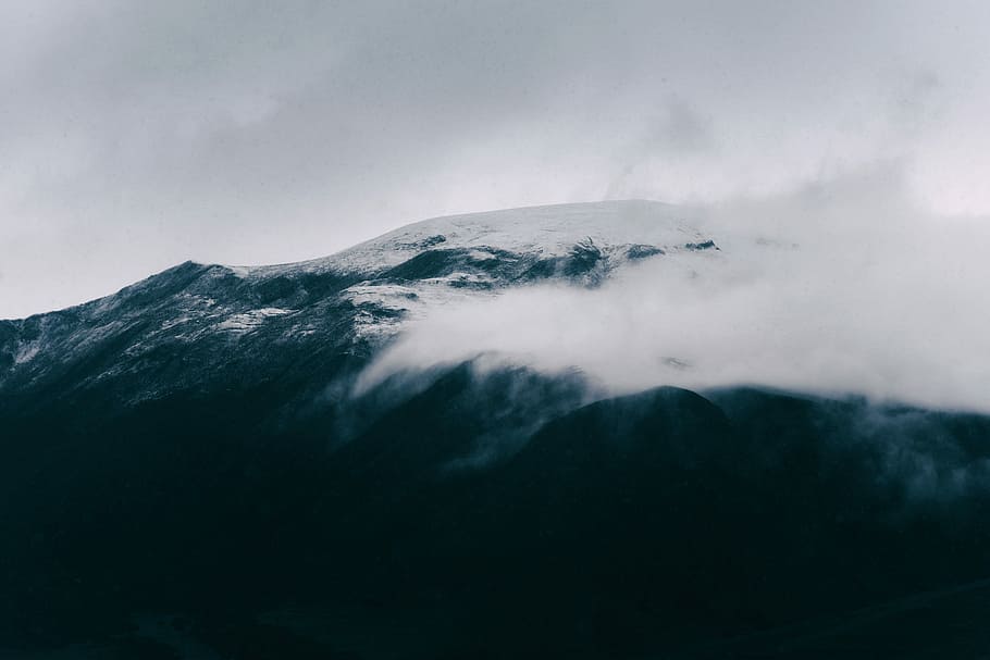muntanya, tocar, núvols, fotografia de paisatge, nevat, neu, paisatge, núvol, blanc i negre, escenics - natura, medi ambient, bellesa a la natura, cel, núvol - cel, naturalesa, temperatura de fred, volcà, cim de muntanya, muntanya nevada, cap gent, hivern, terra, Serra, escena tranquil·la, escena no urbana, a l'aire lliure, cràter volcànic, poder a la natura, 5K