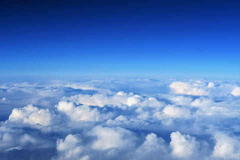 alt, vista, núvols nimbus, núvol, cel, paisatge, núvol - cel, blau, cloudscape, fons, bellesa a la natura, escenics - natura, atmosfera, medi ambient, naturalesa, idíl·lic, cap gent, esponjós, tranquil·litat, còpia espai, meteorologia, Color blanc, vent, a dalt, a l'aire lliure, brillant, efecte texturat, clima, lluminós, suavitat, 5K, CC0, domini públic, lliure de regalies