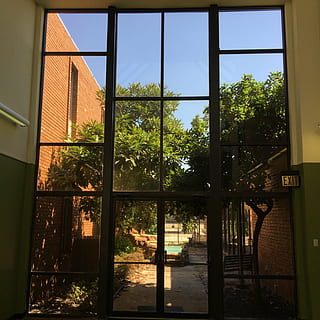 vinduer, ramme, lys, vinduesramme, arkitektur, bygget struktur, træ, bygning, vindue, bygning udvendig, plante, glas - materiale, gennemsigtig, ingen mennesker, natur, udendørs, dag, himmel, by, sollys, indgang, boligområde, dør, glas, lejlighed, 2K, CC0, offentligt domæne, royaltyfrie