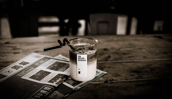 poc profund, focalitzar la fotografia, batut, vidre, taula, gris, fotografia a escala, clar, copa, líquid, imprès, paper, escala de grisos, fotografia, beure, cafè, begudes, fosc, passat de moda, cafè - beguda, cap gent, centrar-se en primer pla, a l'interior, primer pla, dia, text, comunicació, guió occidental, seguretat, nit, a l'aire lliure, arquitectura, signe, natura morta, tecnologia, exterior de l'edifici, abandonat, senyal d'advertència, vinyeta, 4K, CC0, domini públic, lliure de regalies
