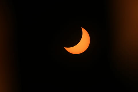 fotografie, semilună, eclipsă de soare, soare, black-out, fenomen celestial, parțial, spectacol natural, eveniment astronomic, eclipsa solară terestră, întuneric, sofi, fenomen natural de, ascundere, foc - fenomen natural, simbol, flacără, noapte, temperatura - temperatură, spaţiu, astronomie, fenomen natural, cer, eclipsă, frumusețe în natură, lună, natură, scenice - natura, spațiu copie, culoare neagră, nici o persoana, culoare portocalie, o scenă liniștită, în aer liber, liniște, maiestuos, lună planetară, spațiu și astronomie, 5K, CC0, domeniu public, fără drepturi de autor