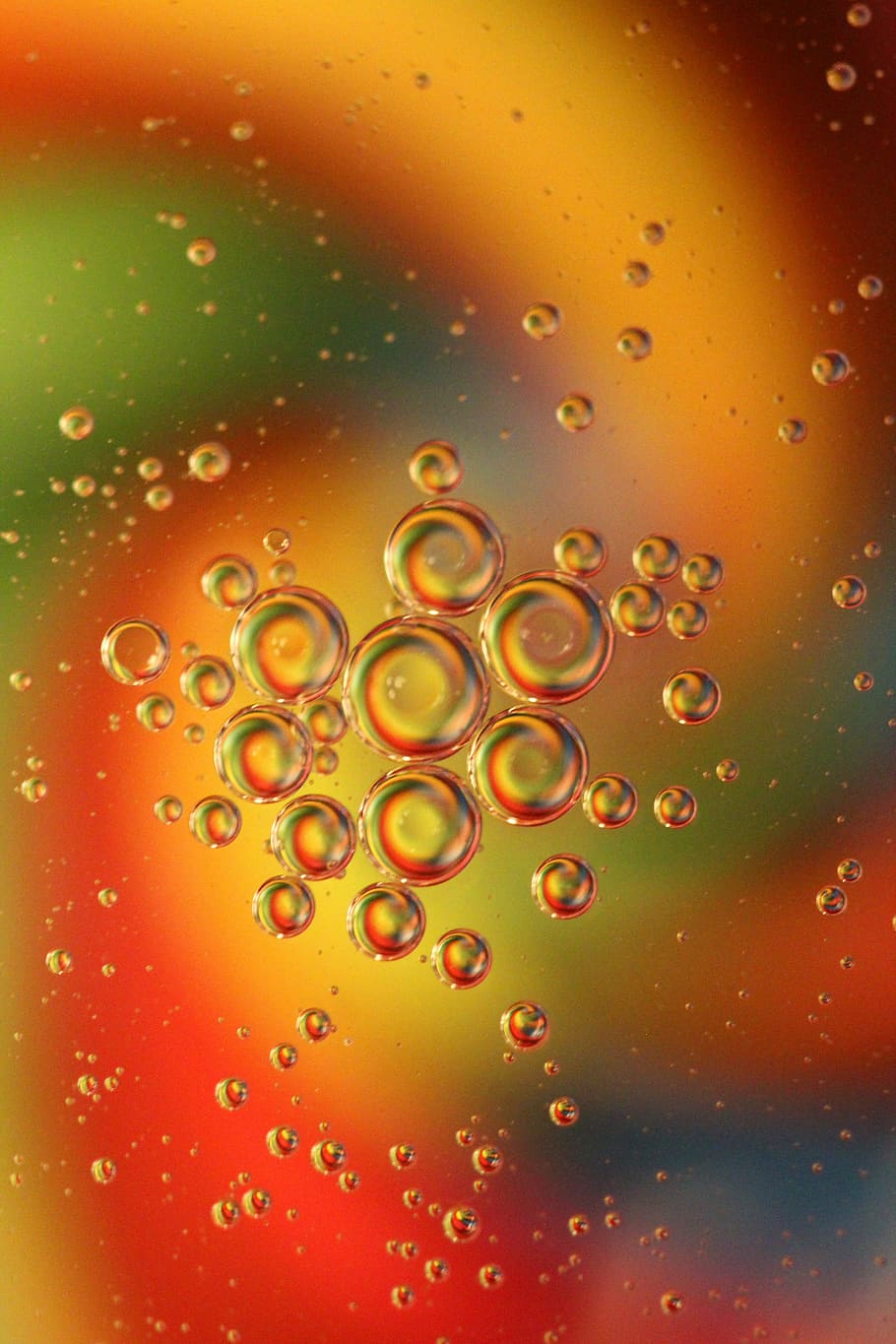 macro, artístic, colorit, reflexió, oli i aigua, gotes d’oli, el·lipses, bombolles, flotant, bombolla, aigua, tirar, primer pla, humit, beure, cap gent, frescor, refresc, menjar i beguda, naturalesa, marc complet, transparent, a l'interior, fons, forma geomètrica, vidre, forma, cercle, resum, gota de pluja, puresa, 5K