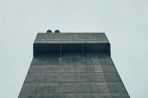 Basso, fotografia ad angolo, costruzione, bianca, nuvole, grigio, calcestruzzo, Torre, prospettiva, industriale, cielo, architettura, struttura costruita, esterno dell'edificio, giorno, cielo sereno, nessuno, all'aperto, avvicinamento, Inquadratura dal basso, natura, copia spazio, destinazioni di viaggio, alto - alto, uccello, storia, città, il passato, animali allo stato selvatico, 4K, CC0, dominio pubblico, privo di copyright