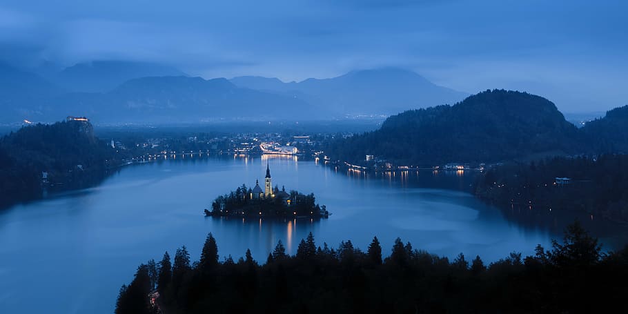 torre de llum, envoltat, cos, aigua, nit, paisatge, fotografia, muntanyes, vespre, muntanya, arbres, ennuvolat, cel, bosc, illa, llac, naturalesa, edifici, torre, carretera, llums, fosc, reflexió, arbre, blau, a l'aire lliure, cap gent, escenics - natura, bellesa a la natura, medi ambient, arquitectura, planta, boira, núvol - cel, terra, paisatge urbà, 5K