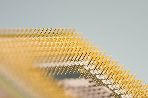 Zentralprozessor, Prozessor, Makro, Stift, Computer, Elektronik, Datenverarbeitung, Chip, Tafel, Schaltungen, pc, Kontrollzentrum, Verbindungen, Elektrotechnik, Komponente, Technologie, Spur, Daten, elektrisch, Komponenten, Taschenrechner, Software, schließen, Slot, Studioaufnahme, Nahansicht, selektiver Fokus, keine Leute, drinnen, Metall, Richtigkeit, Kreativität, Zusammenarbeit, grau, große gruppe von gegenständen, Zusammenspiel, weißer Hintergrund, grauer Hintergrund, in einer Reihe, farbiger Hintergrund, kopieren sie platz, Ausrüstung, silberfarben, Wiederholung, 4K