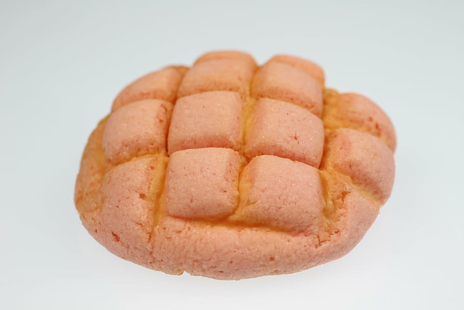 pa de meló, pa, pa de meló de maduixa, maduixa, menjar i beguda, menjar, tir de l'estudi, fons blanc, frescor, tallar, a l'interior, al forn, sol objecte, primer pla, cap gent, benestar, llest per menjar, berenar, menjar dolç, menjar poc saludable, indulgència, menjar ràpid, senzillesa, fer dieta, temptació, 4K