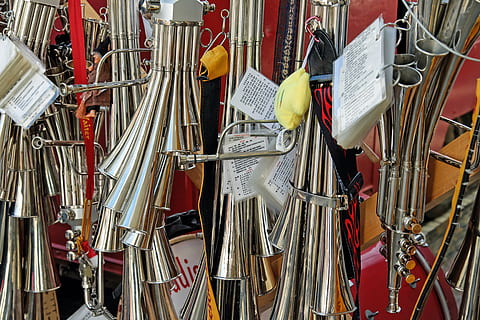 Foto, grå, trompeter, musikinstrumenter, shawms, vindinstrumenter, ark shawms, instrumenter, skinnende, messing instrument, schalmeienkapelle, karneval, Fasnet, Freiburg, stor gruppe af objekter, ingen mennesker, baggrunde, industri, indendørs, tæt på, dag, overflod, valg, musik, musikinstrument, kollektion, detail, variation, hængende, til salg, fuld ramme, marked, bundet op, metal, udendørs, træ - materiale, 4K, CC0, offentligt domæne, royaltyfrie